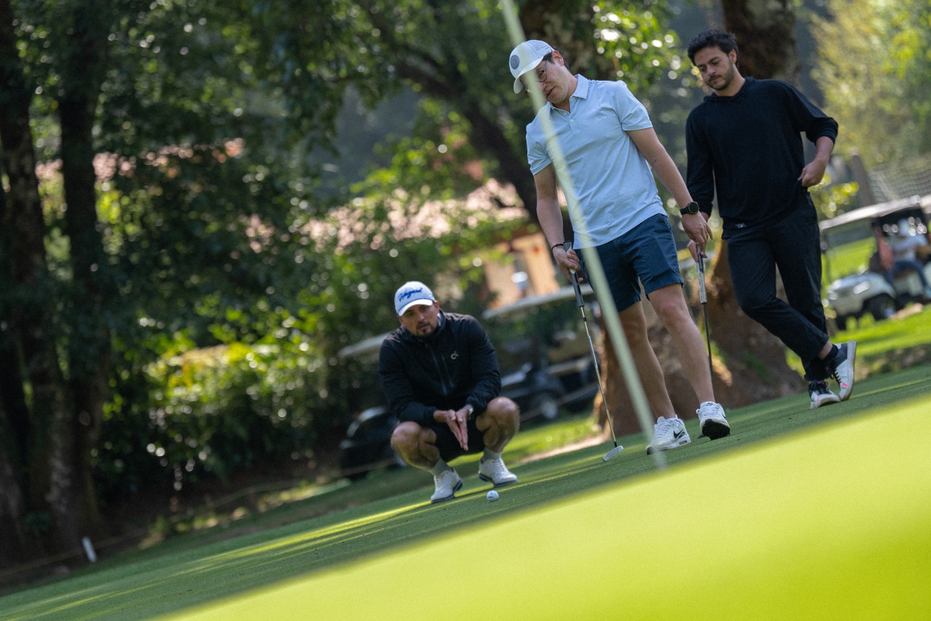 Amigos jugando golf en Rancho Avándaro
