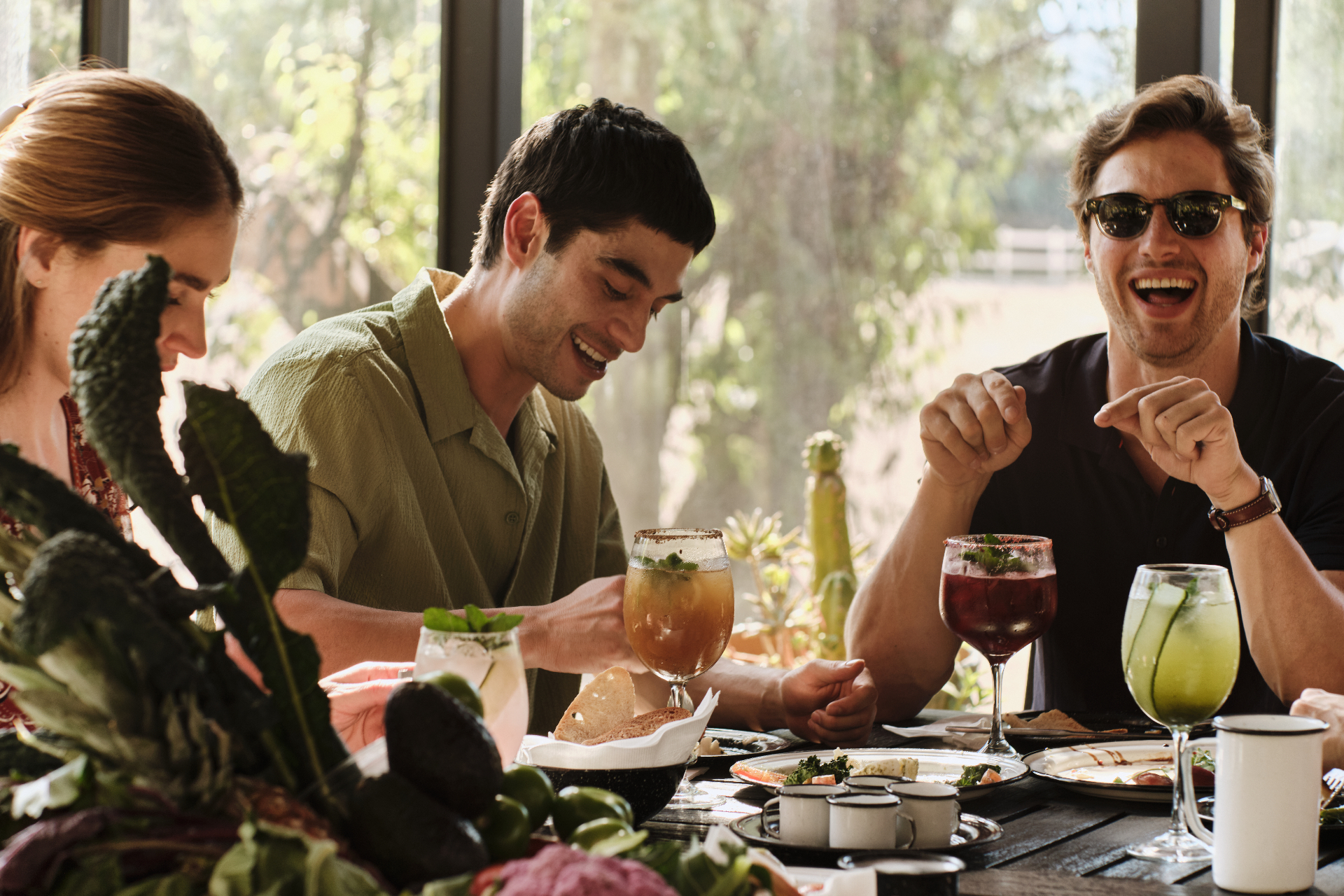 Amigos compartiendo una comida en un ambiente cálido de Rancho Avándaro