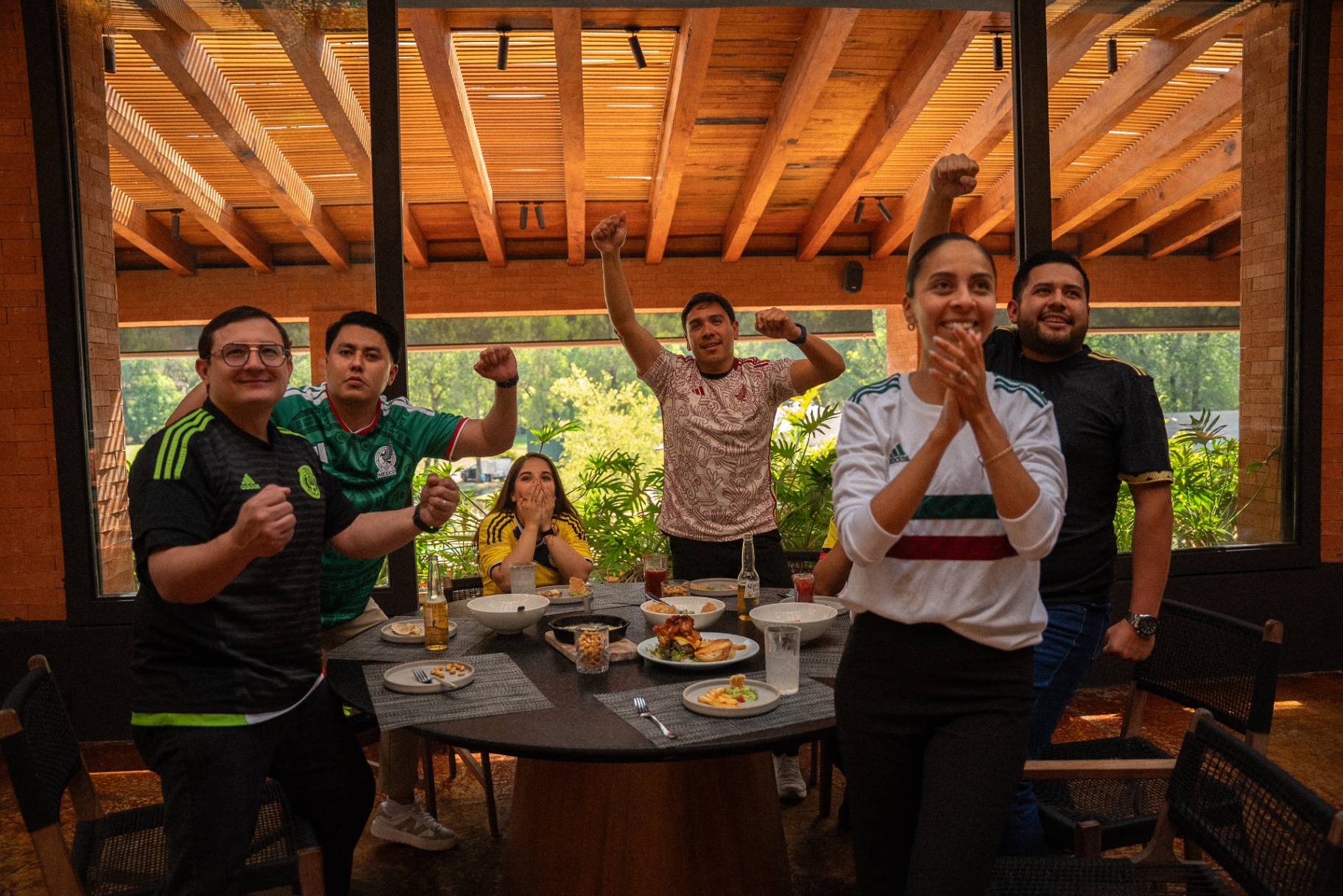 Grupo de amigos celebrando y conviviendo en una terraza del club