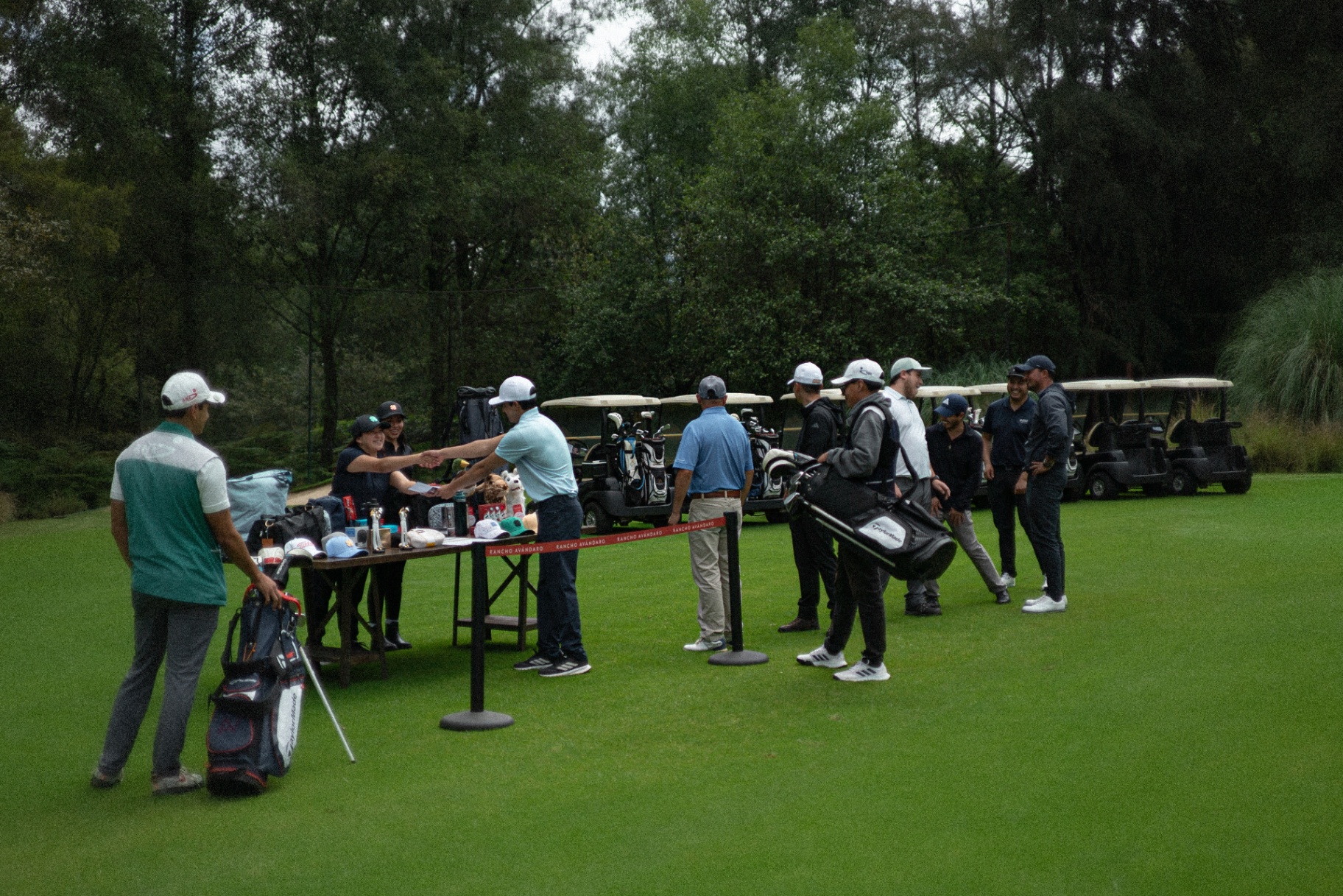 Amigos celebrando un torneo de golf en Rancho Avándaro